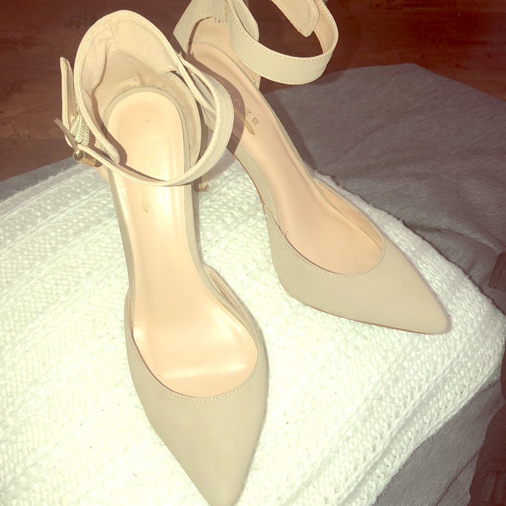 Beige heels 💛